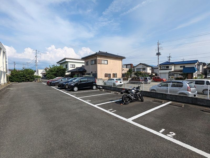 レオパレスフローラ 駐車場