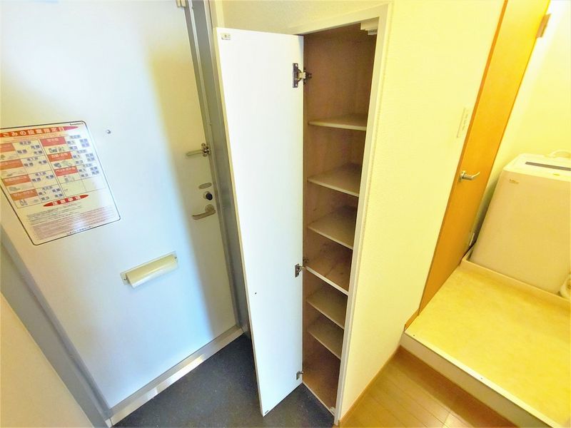 レオパレス和 玄関