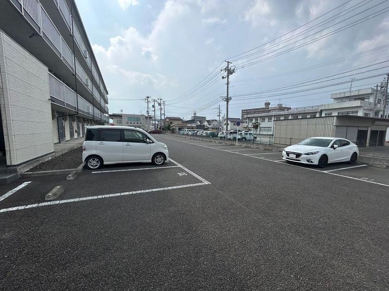 レオパレスニュートリノミラージ 駐車場