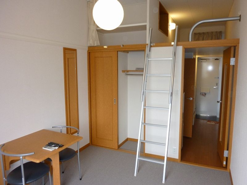 レオパレス八幡 居間