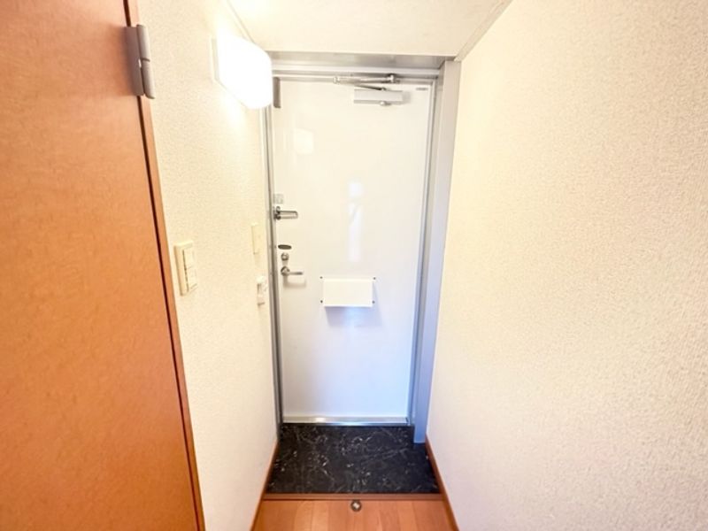 レオパレス椿原 玄関