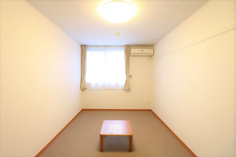 レオパレスドムス花園 居間