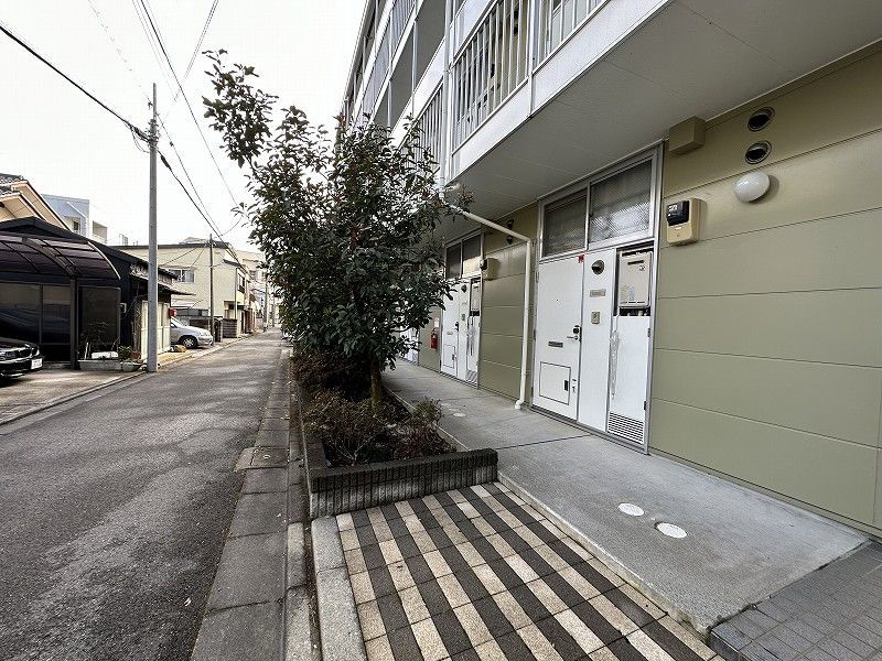 レオパレス御本丸壱番館 玄関