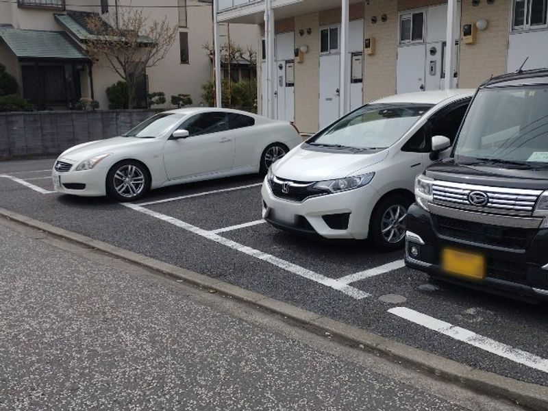 レオパレスサングレース飯島 駐車場