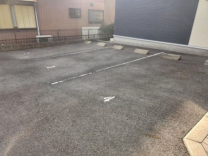 レオネクスト学園前ヒルズ 駐車場