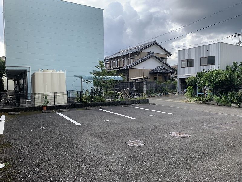 レオパレスポムール 駐車場