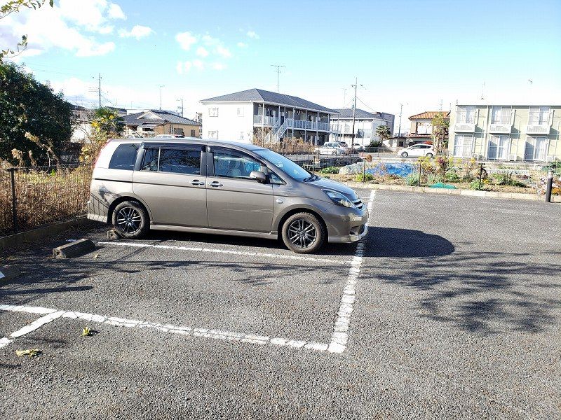 レオパレスフローラ 駐車場