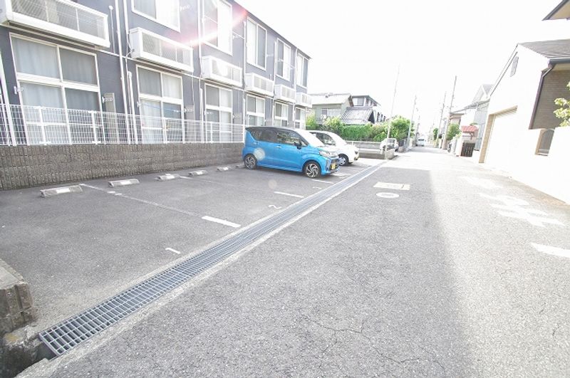 レオパレスメルツェ 駐車場