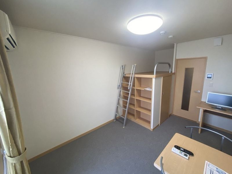 レオパレスグリーンフォレスト 居間