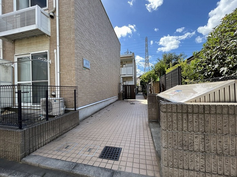 レオパレスフリージア エントランス