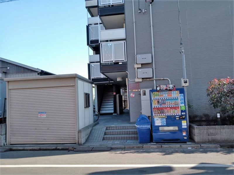 レオパレスアヴリオ エントランス