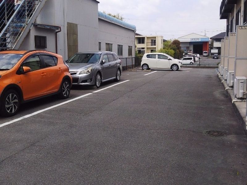 レオパレスラッキーサン 駐車場