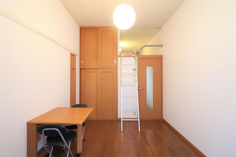 レオパレス伸和 居間