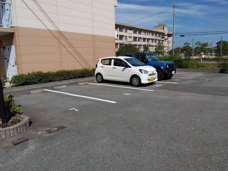 レオパレスＷＥＳＴ米田 駐車場