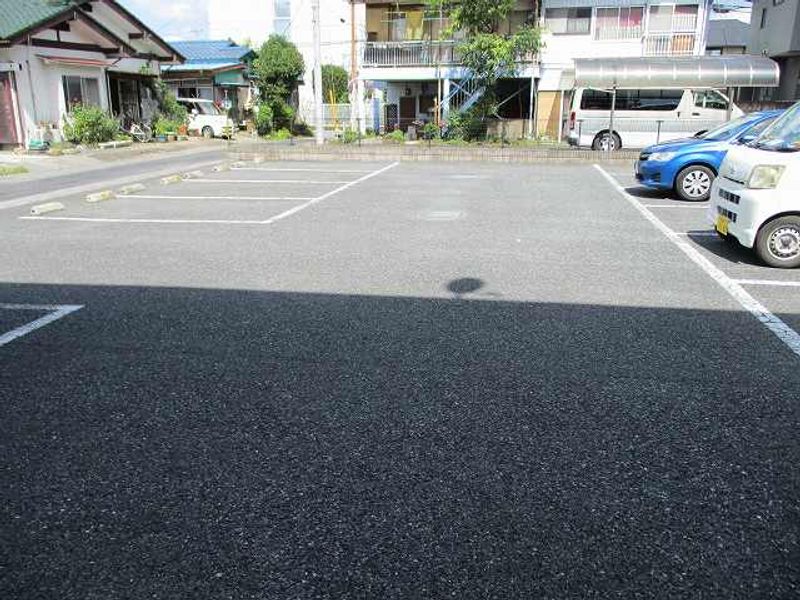 レオパレス月見ヶ丘 駐車場