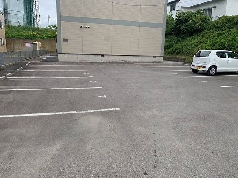 レオパレスエクレール 駐車場