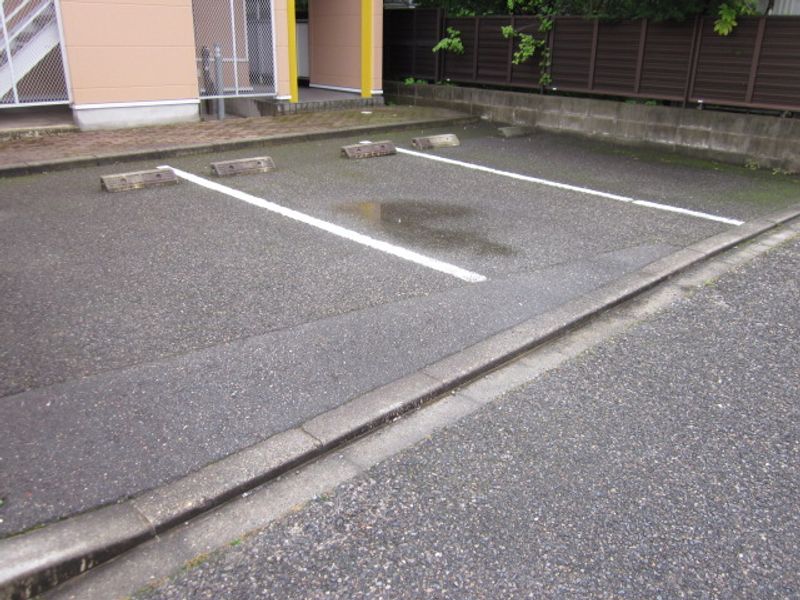 レオパレスＴＲＩＰＬＥＴ 駐車場