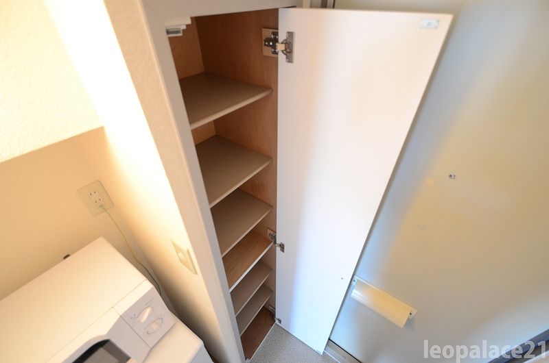 レオパレス菱屋西 玄関