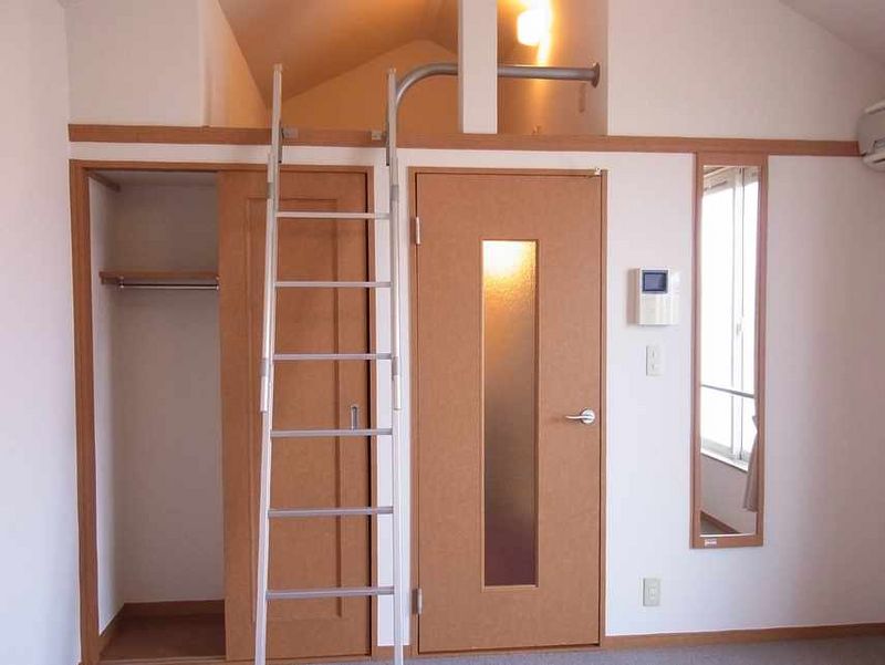 レオパレス中里 居間