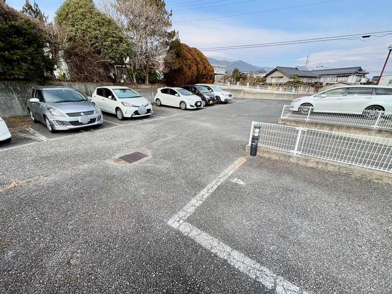 レオパレスりんごの木 駐車場