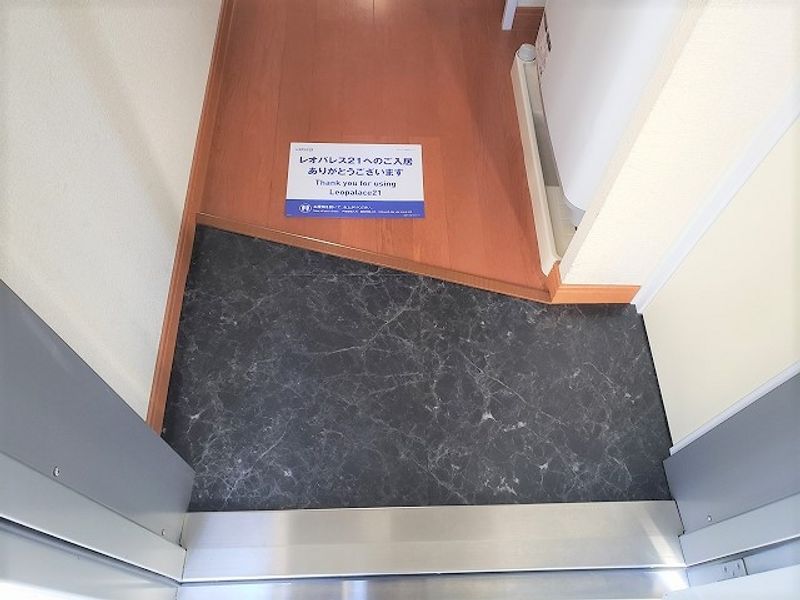 レオパレスロイヤルリーフ 玄関