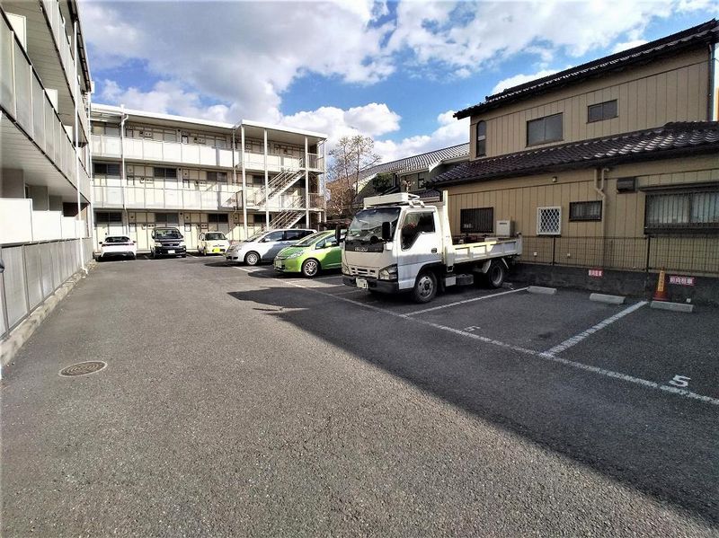 レオパレスシリウス戸田 駐車場