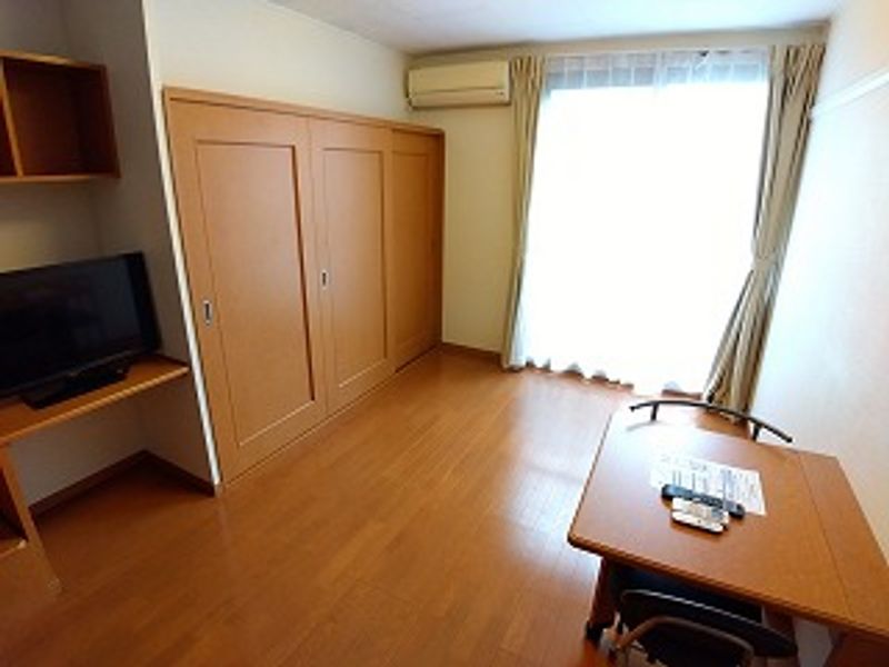 レオパレス一本杉 居間