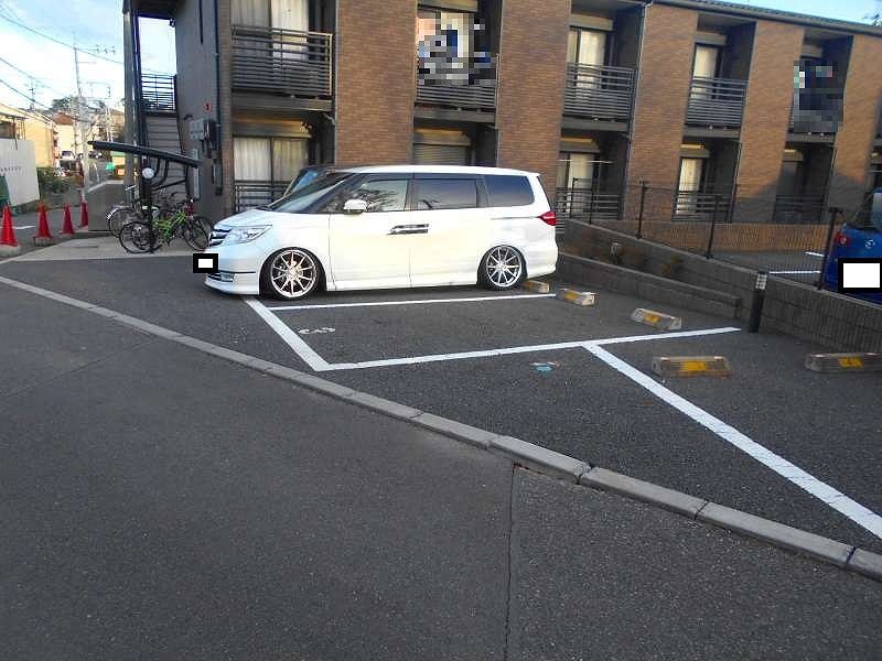 レオネクストパピヨンＣ 駐車場