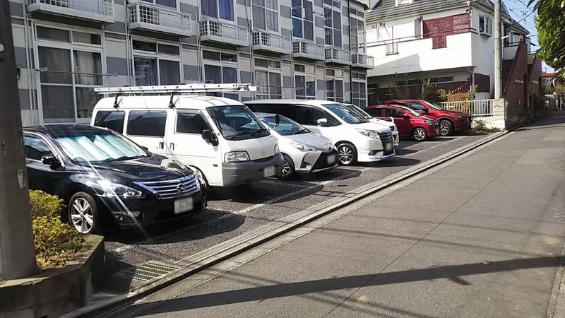 レオパレスソレーユ 駐車場