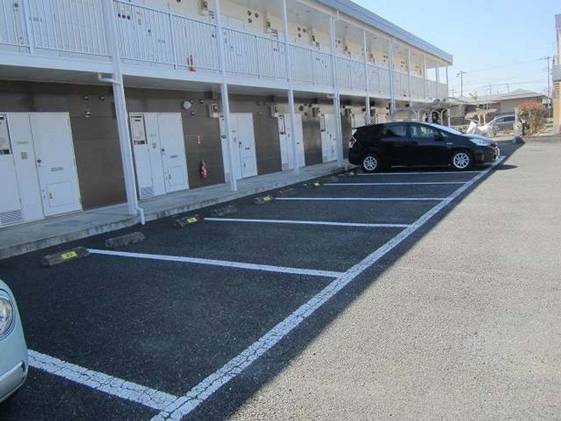 レオパレス本丸 駐車場