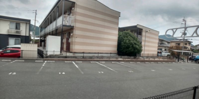 レオパレスヴィラ下富野 駐車場