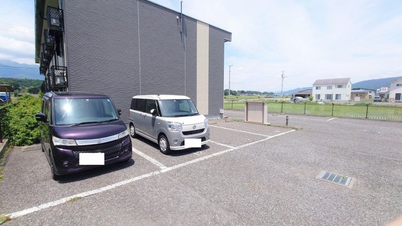 レオパレスリーベガルテン 駐車場