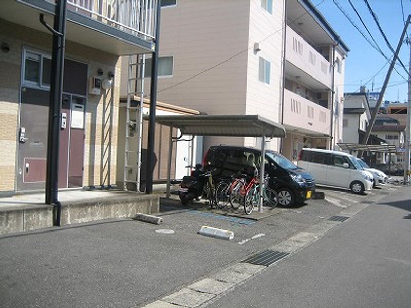 レオパレスルーチェ 駐車場