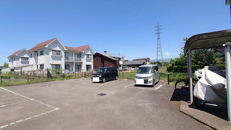 レオパレスラ・ティーダⅡ 駐車場