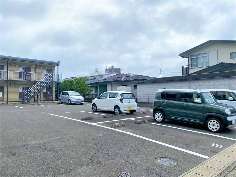 レオパレスさそら 駐車場
