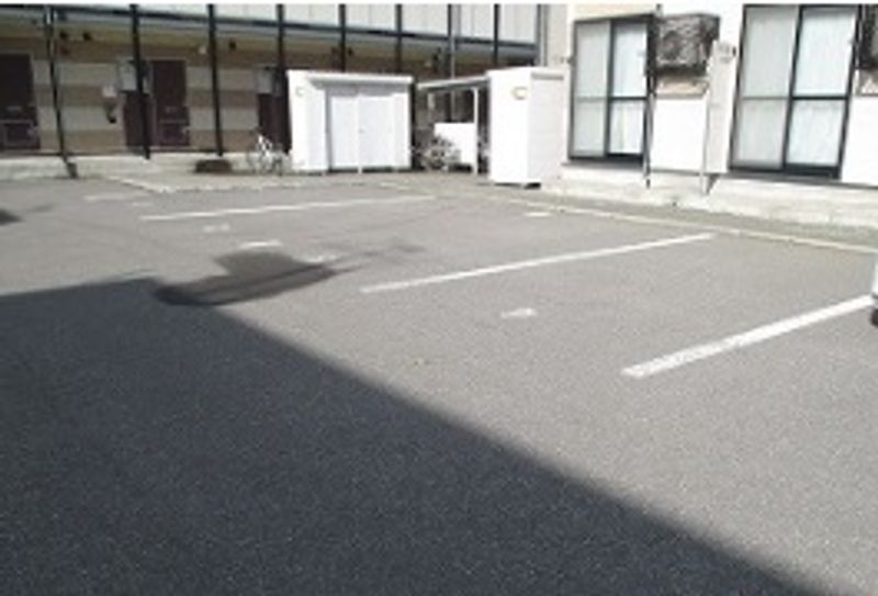 レオパレスＣ　Ｈ 駐車場