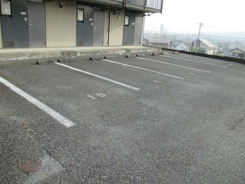 レオパレスグランデ 駐車場