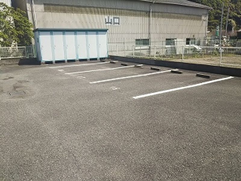 レオパレスルミエール 駐車場