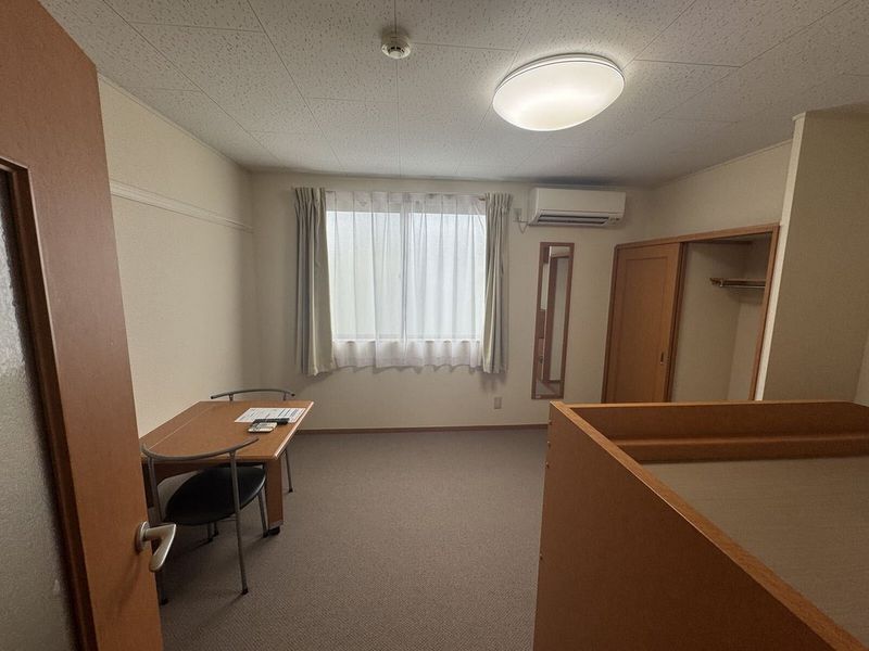 レオパレス東中田 居間