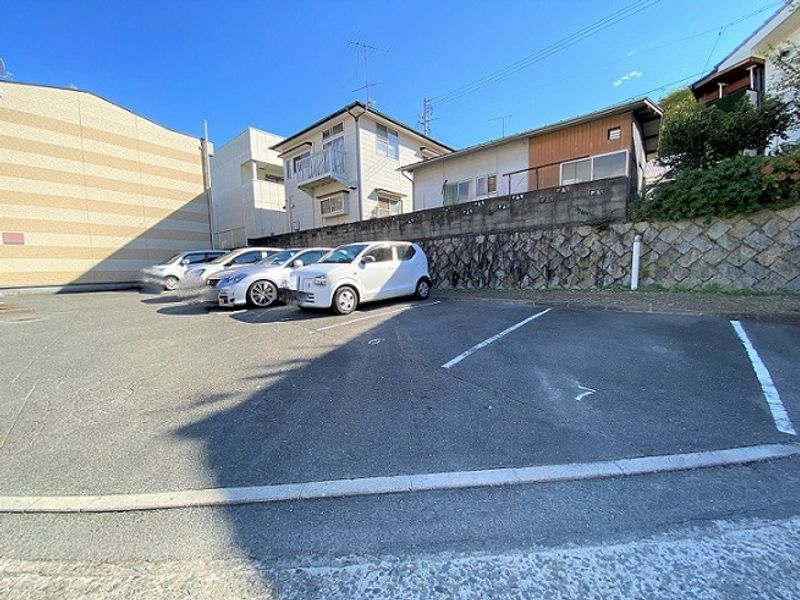 レオパレスウィステアリア大多志 駐車場