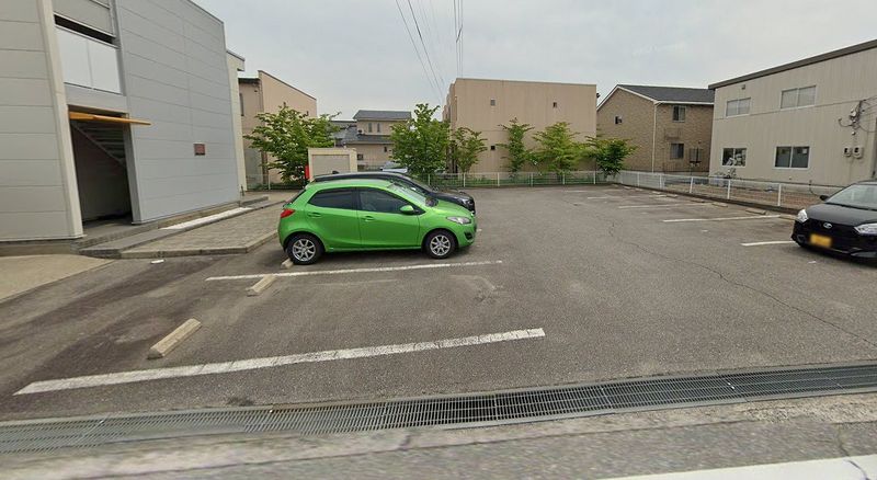 レオパレスモンタン 駐車場