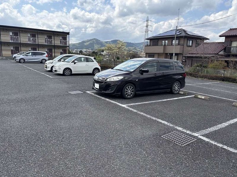 レオパレスシンメイハイツ２ 駐車場
