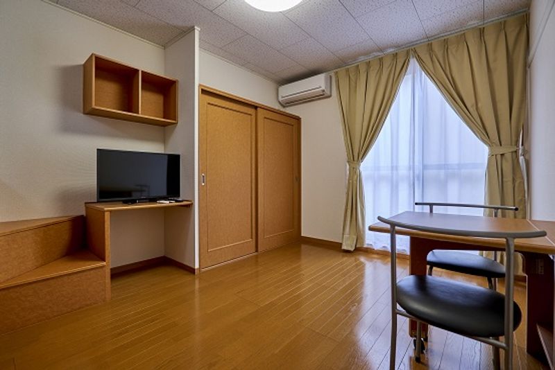 レオパレス花椿 居間