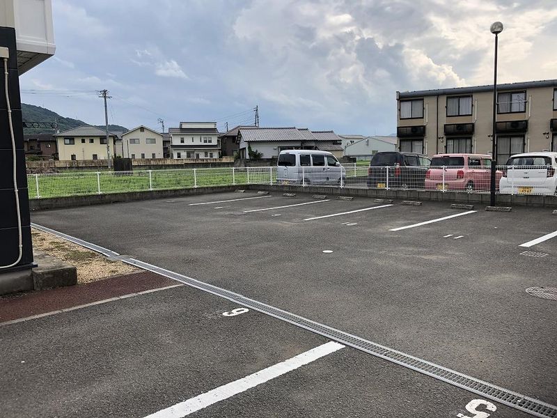 レオパレスひまわり 駐車場