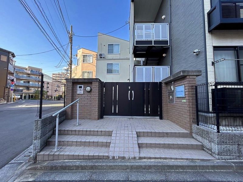 レオパレスフラワーガーデン町屋 エントランス