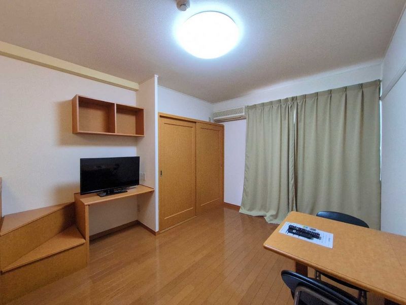 レオパレストホリ 居間