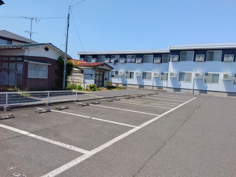 レオパレスシャトレー小石名沢 駐車場