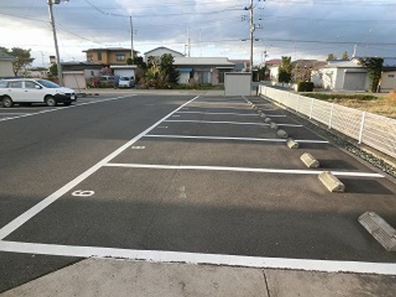 レオネクスト咲 駐車場