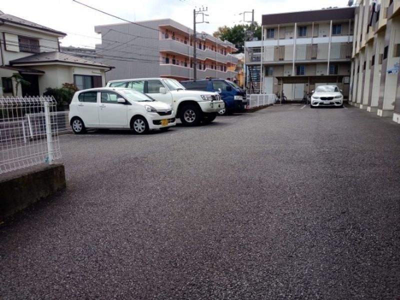 レオパレスアルカディア 駐車場