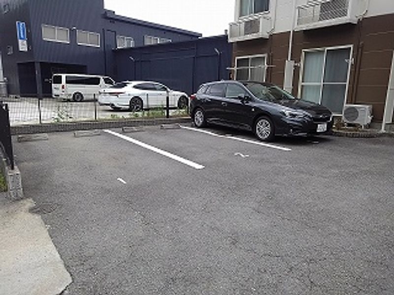 レオパレスイーグル 駐車場